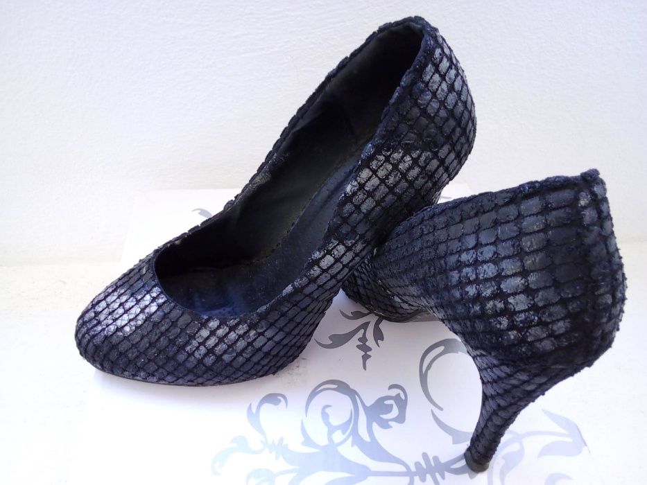 Sapatos pretos e prateados, super elegantes - Tamanho 37