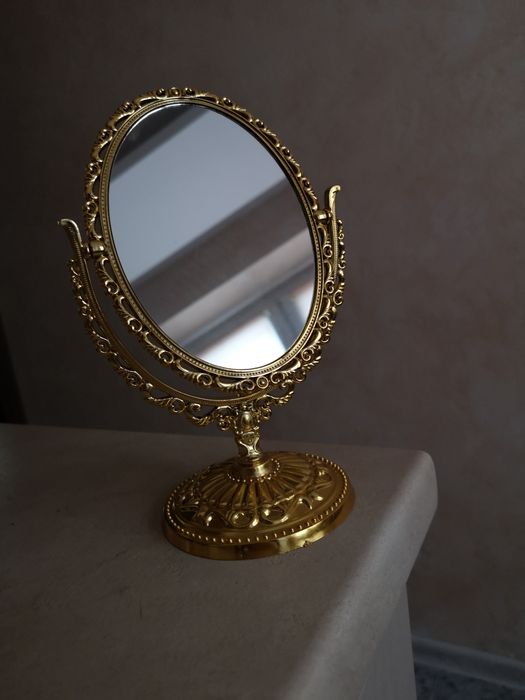 Lusterko w kolorze złotym