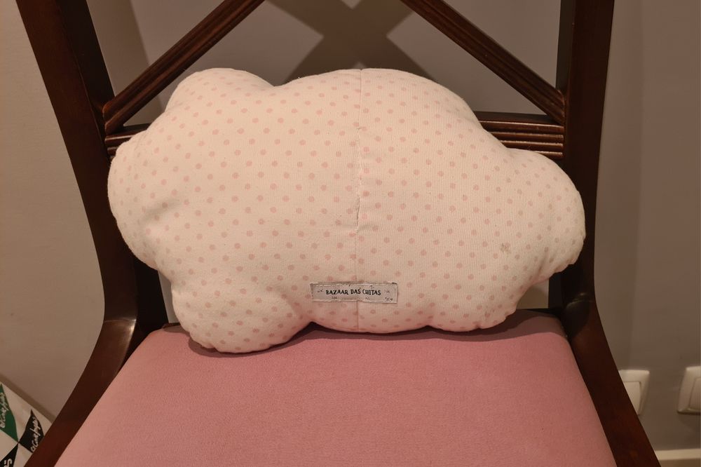 Almofada decorativa para quarto de bebé menina