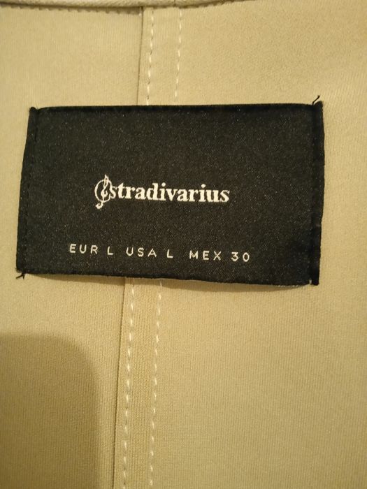 Casaco comprido beje em pele de pêssego da Stradivarius