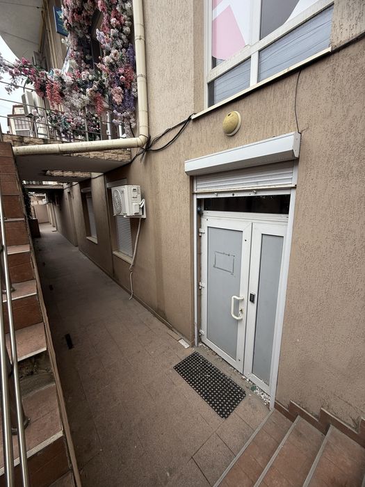 Продається  фасадне приміщення по вулиці Героів Майдану .