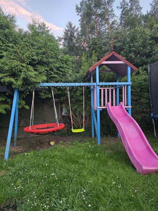 Drewniany plac zabaw z wieżyczką, zjeżdżalnią i huśtawkami