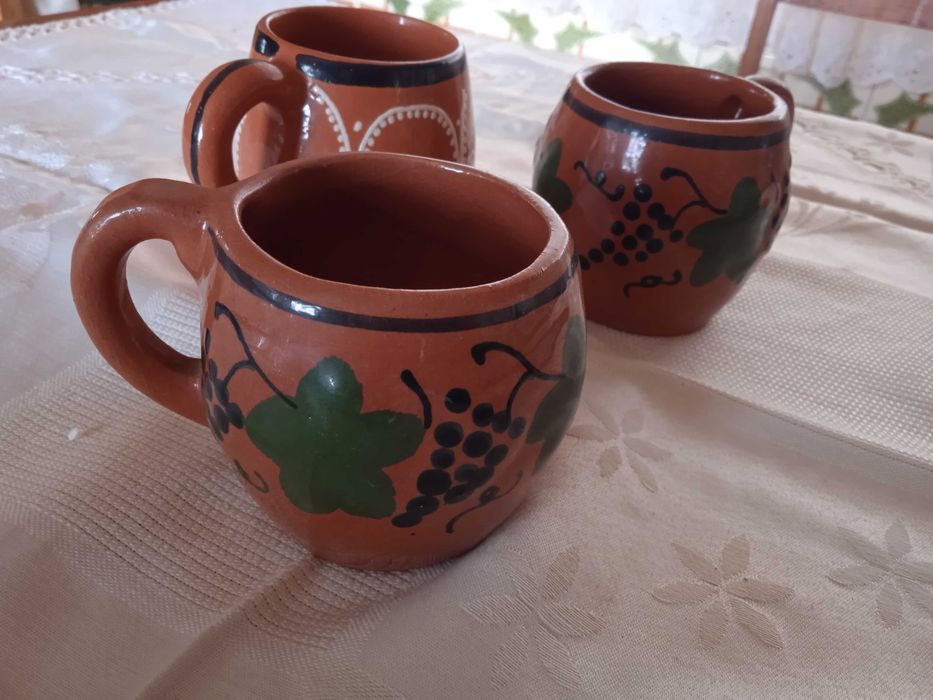 3 canecas de barro tradicionais