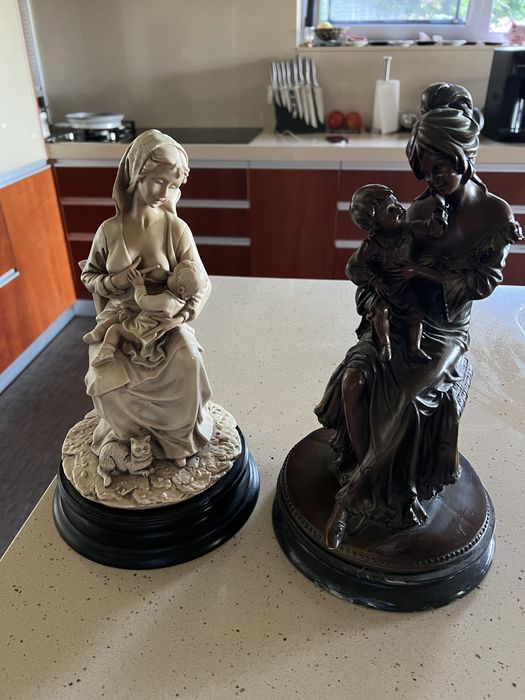 Estatuas bege e castanha