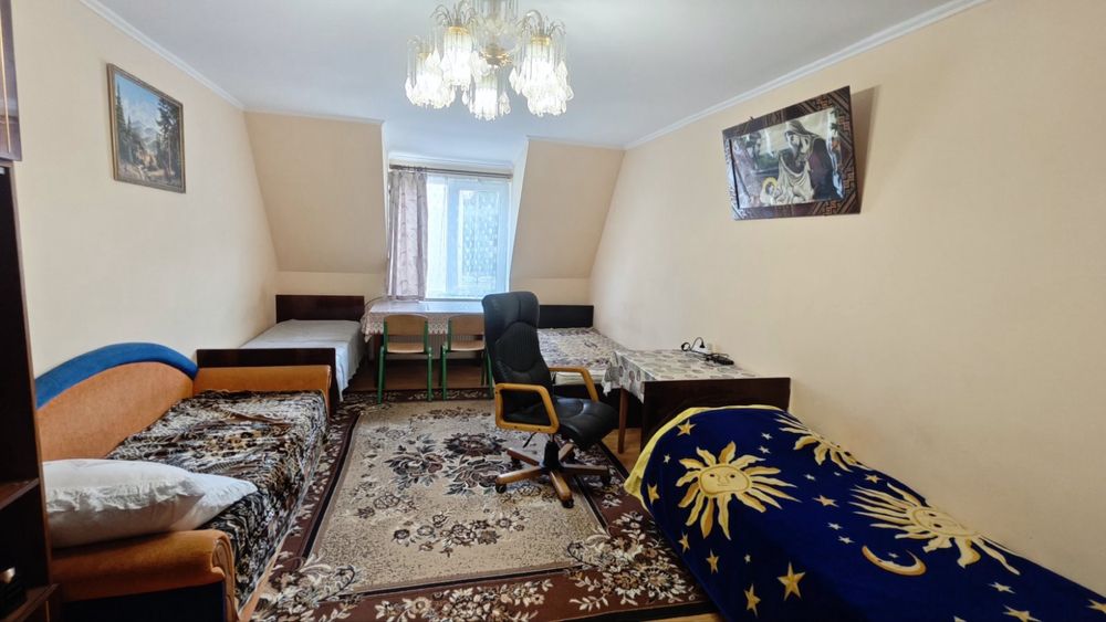 Здається кімната для студентів .