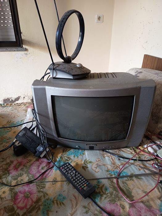 TV antiga com tdt