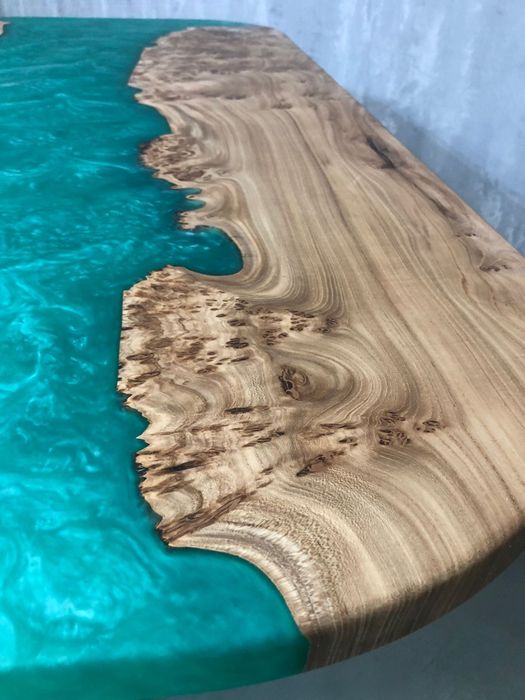 Стіл з епоксидної смоли. Меблі на замовлення.