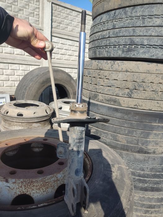 Стійка амортизатора передня права 2004-1320.  Peugeot Citroen B9