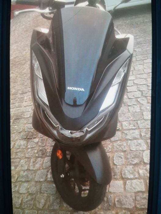 PCX 2023 com 2 capacetes