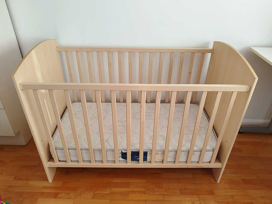 Cama de Bebé em madeira com colchão.