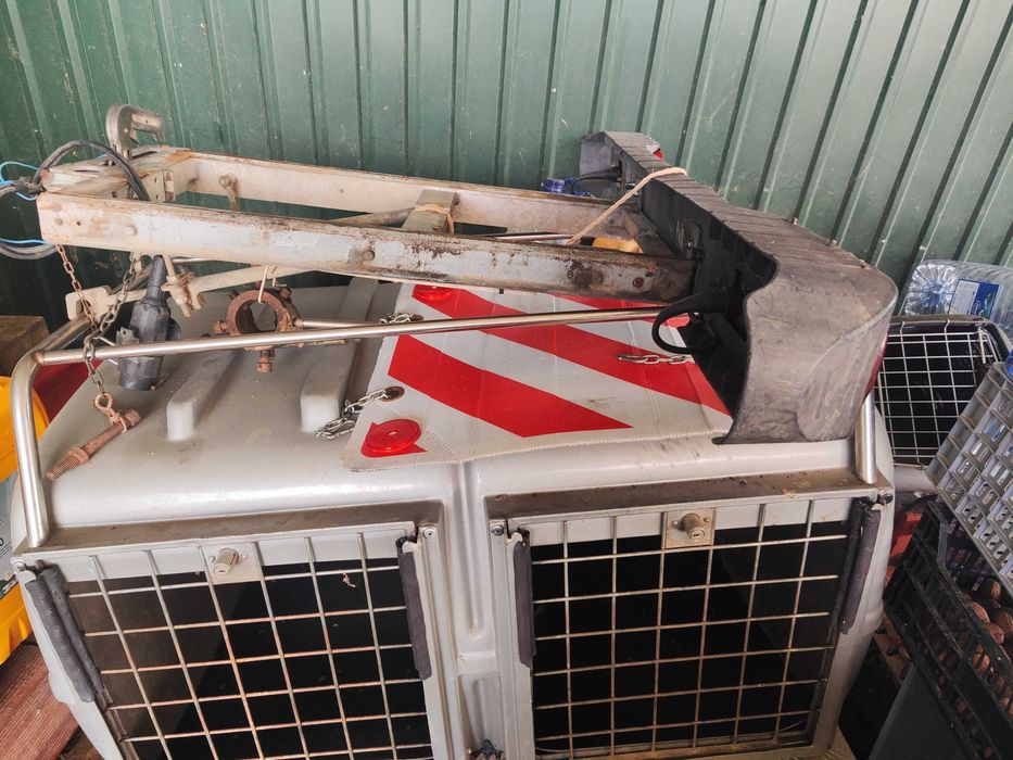 atrelado de transporte de cães suspenso