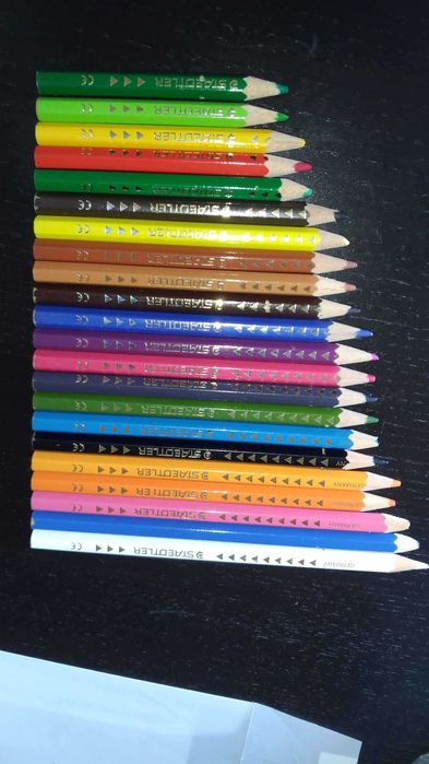 Kredki kolorowe staedtler 22 sztuki przybory szkolne plastyka