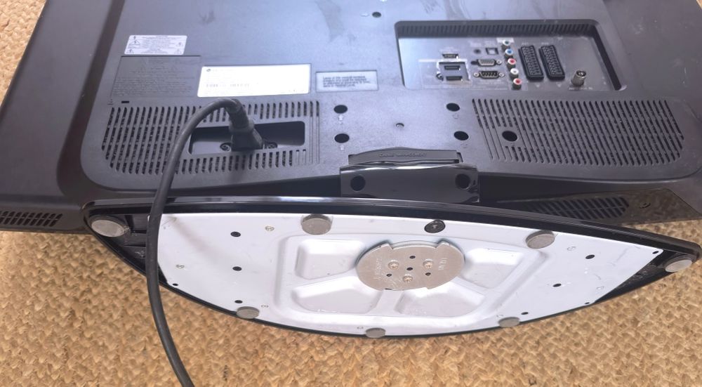Televisão LG 32 - cabo e suporte