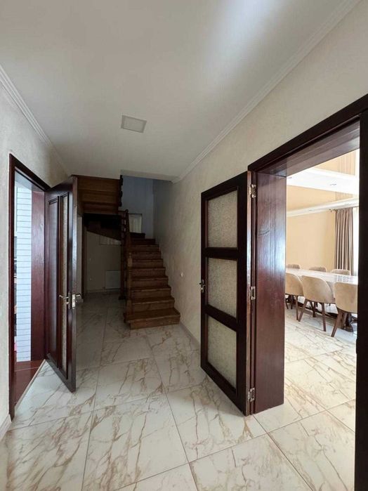 2-х поверховий будинок з ремонтом в с. Нижнів