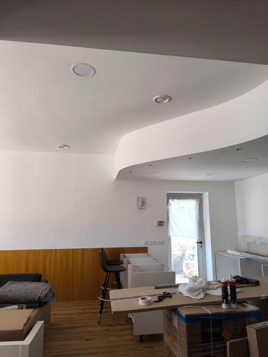 Pintura e e serviço de bricolage e limpeza