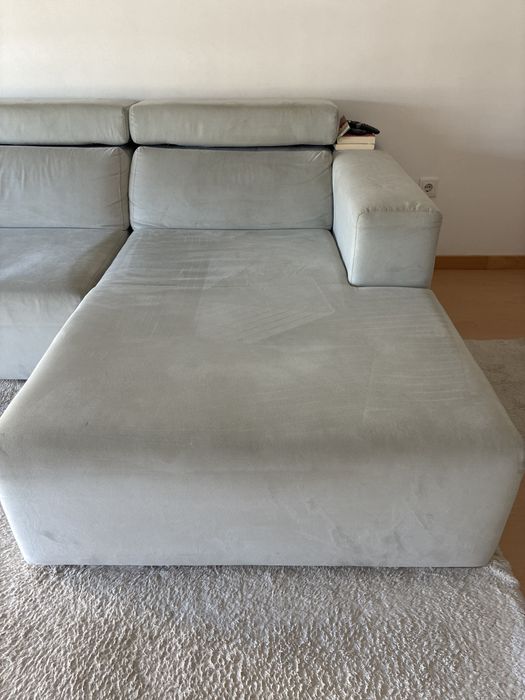 Sofa em tons de cinza com modulos separados e chaise longue