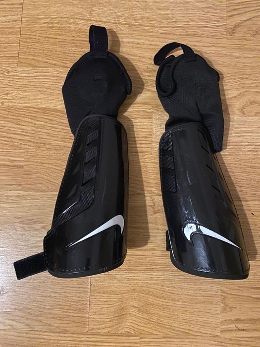Ochraniacze na nogi, piszczele Nike rozmiar L, kask oraz inne