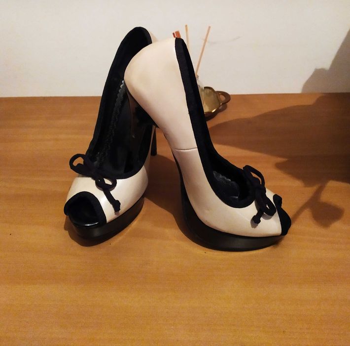 Sapatos de salto alto usados