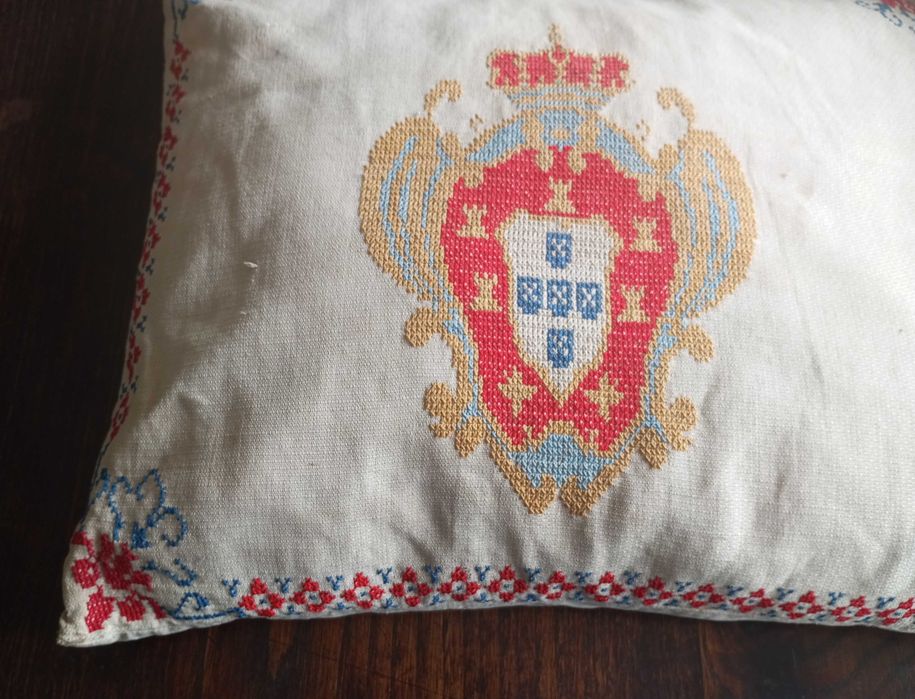 Antiga almofada bordada com as Armas do Reino de Portugal