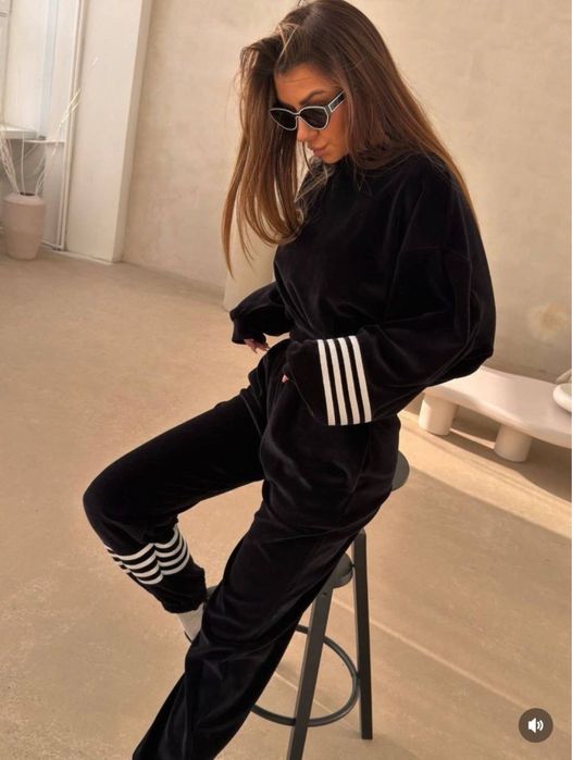 Велюровий костюм з лампасами