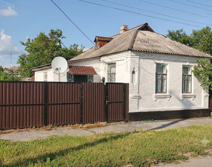 ПРОПОНУЄТЬСЯ ДО ПРОДАЖУ 2/3 частини житлового будинку у самому центрі м.Звенигородка