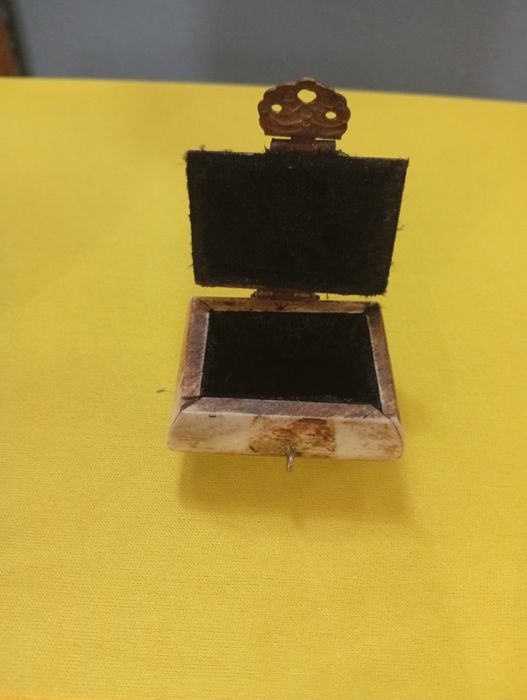 Caixa miniatura osso de camelo 5 cm com fecho de metal