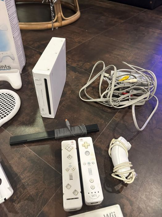 Wii + comandos + assécorios+ Jogos
