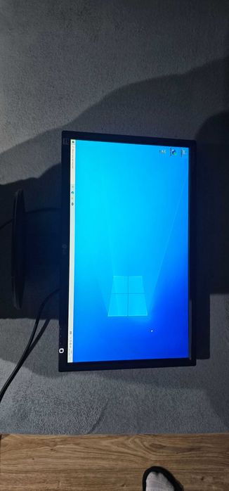 Komputer stacjonarny + monitor klawiatura myszka