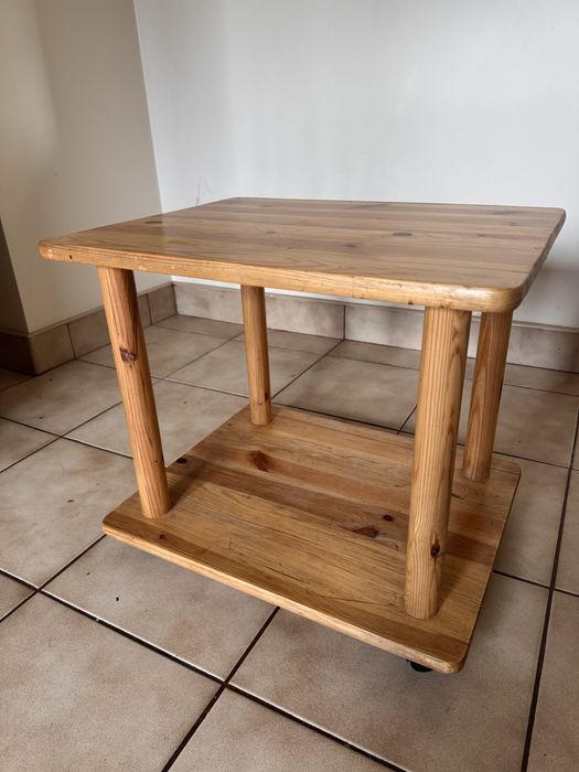 Mały stolik sosnowy na kółkach - 45 cm, piętrowy.