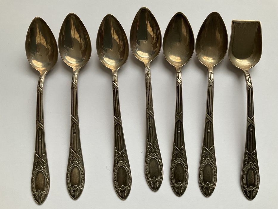 Seis colheres de café e uma de açucareiro, antigas em prata