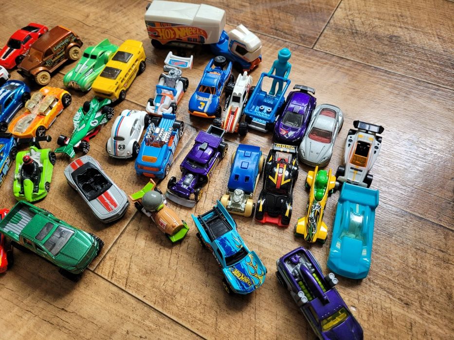 Zestaw 30 samochodów Hot Wheels