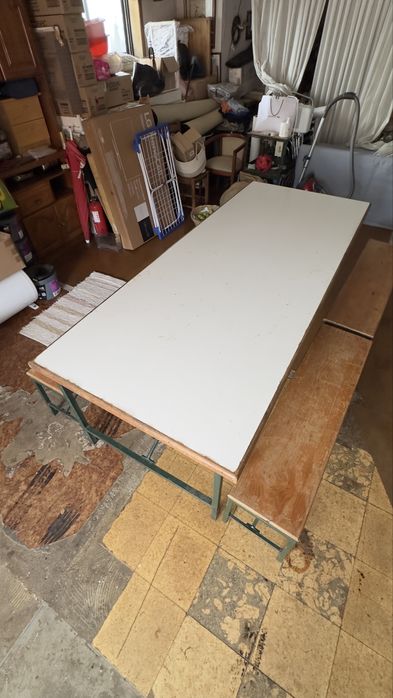 Conjunto de mesa e bancos