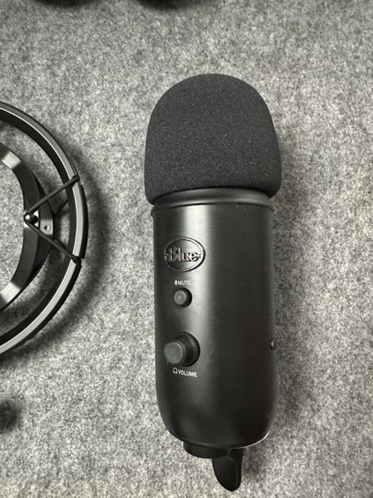 BLUE Yeticaster Bundle Yeti Radius III Compass Blackout