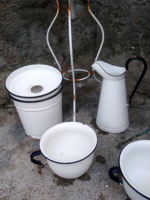 Lavatórios antigos e varias peças em esmalte