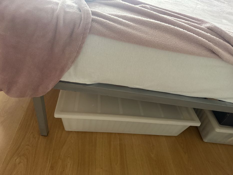 Colchao e estrado cama 200x 126 o estrado é um pouquino mais pequeno no compremento mas não faz grade diferença