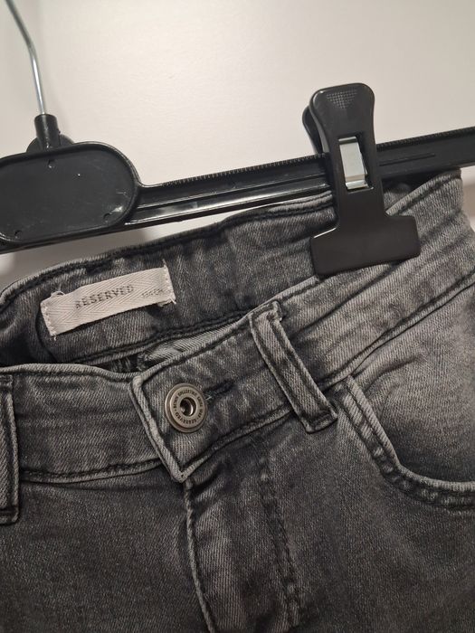 Reserved szare jeansowe chlopiece spodnie 134cm
