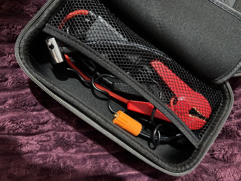 Пусковий пристрій (Jump Starter) з повітряним компресором.