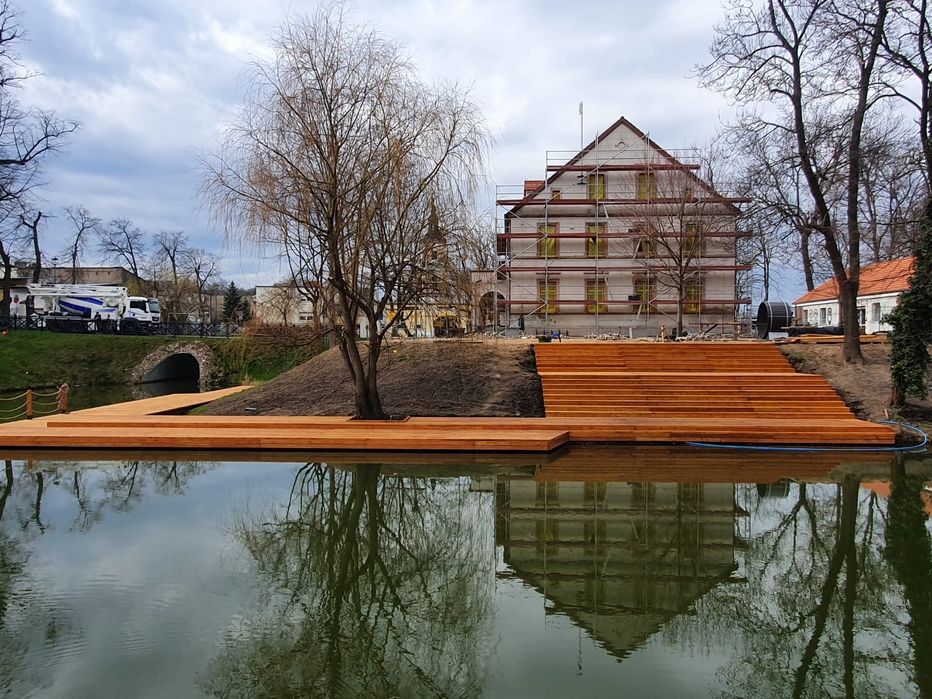 Budowa pomostów wbijanie pali kafar budowa pomostu