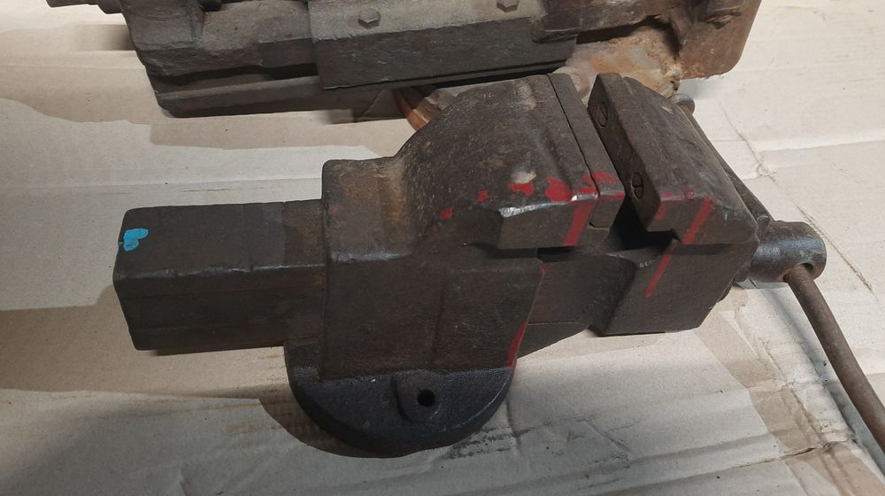 Тиски слесарные 90мм,разбег 120мм.