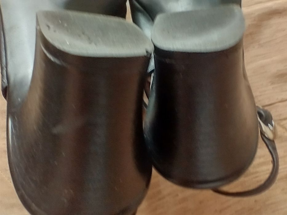 Sprzedam NOWE skórzane sandały