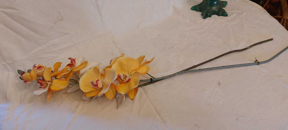 Orquídia artificial amarela