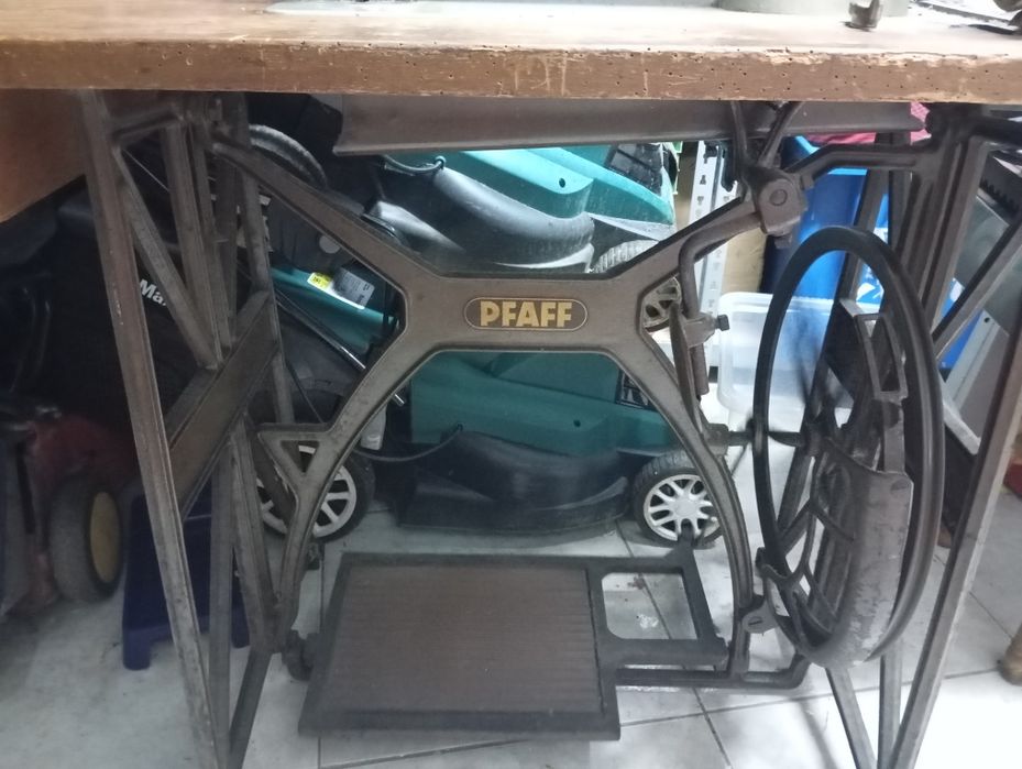 Máquina de costura PFAFf antiga de sapateiro
