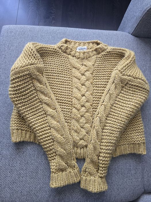 Musztardowy, gruby sweter.