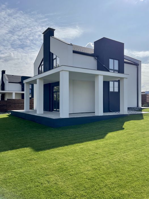 Будинок з терасою біля озера неподалік Бучанського парку