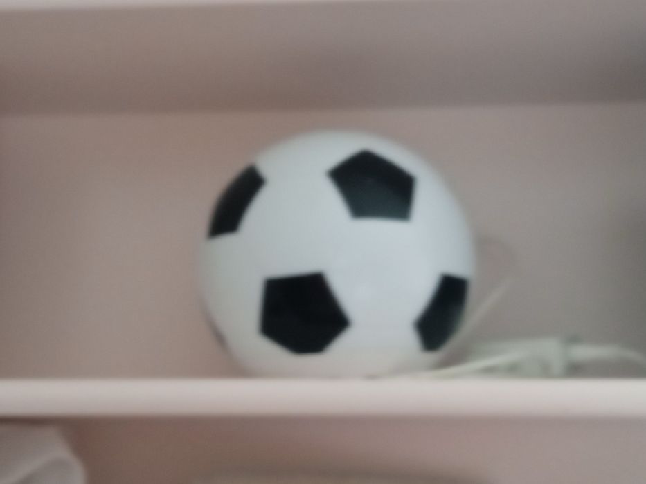 Candeeiro de mesa em forma de bola de futebol