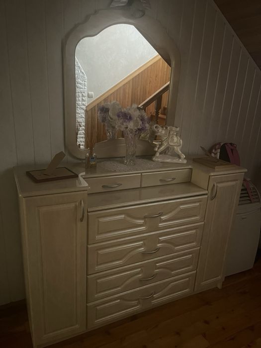 комод із дзеркалом