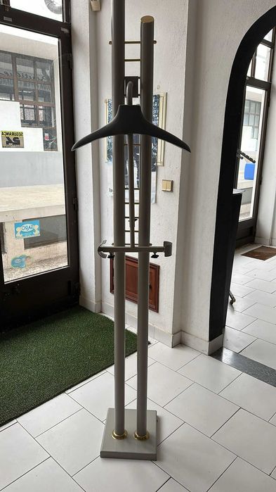 Mobiliário de loja pronto a vestir – 3 armários, balcão e manequim