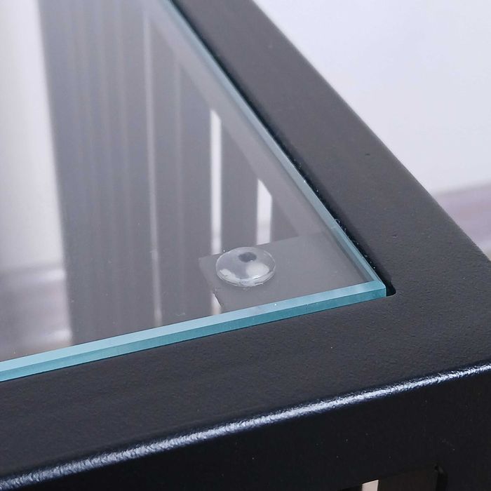 Metalowy stolik kawowy, nowoczesny, minimalistyczny ze szklanym blatem