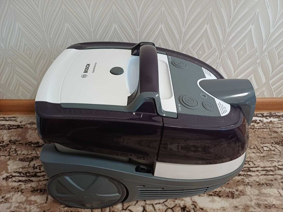 Пилосос миючий з аквафільтром Bosch BWD41740