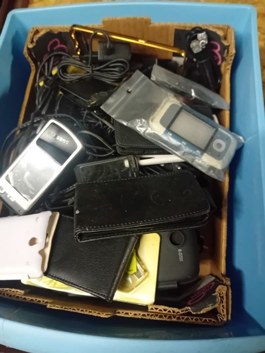 Carregadores Antigos e Capas Telemóveis